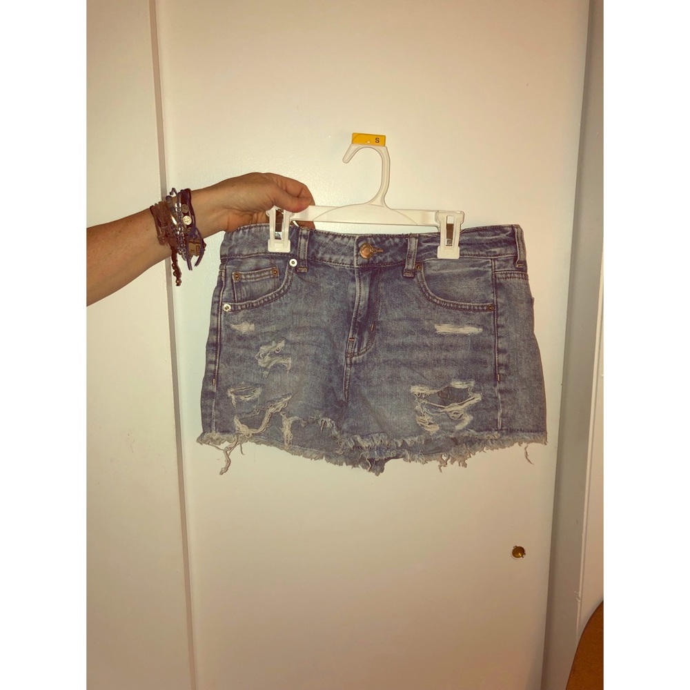 White washes denim shorts